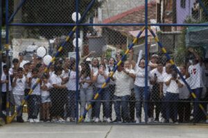 Petro confronta instituciones económicas y suspende mesa de paz tras fiesta en cárcel
