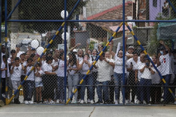 Petro confronta instituciones económicas y suspende mesa de paz tras fiesta en cárcel