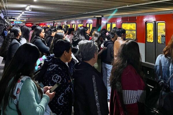 Usuarios reportan retrasos y aglomeraciones en líneas del Metro CDMX contradiciendo informe oficial de normalidad