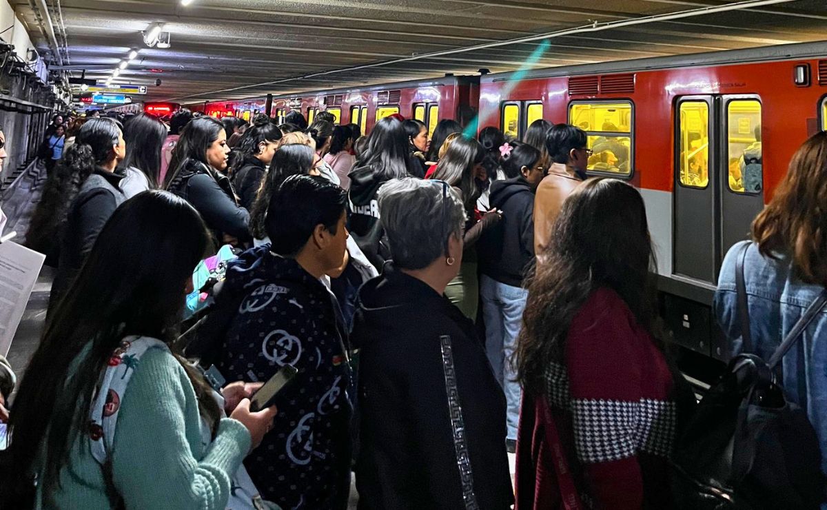 Usuarios reportan retrasos y aglomeraciones en líneas del Metro CDMX contradiciendo informe oficial de normalidad