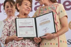 Sheinbaum entrega viviendas y condona créditos en Puebla entre protestas por planta recicladora