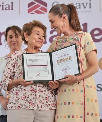 Sheinbaum entrega viviendas y condona créditos en Puebla entre protestas por planta recicladora