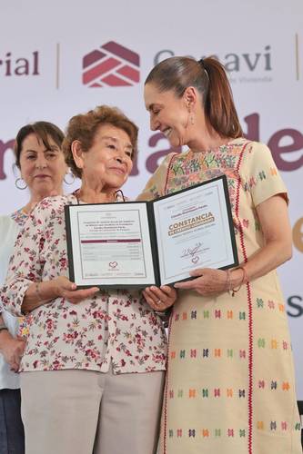 Sheinbaum entrega viviendas y condona créditos en Puebla entre protestas por planta recicladora