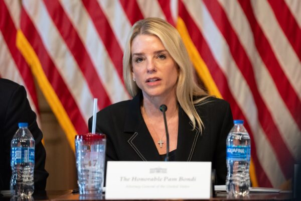 Trump destituye a Pam Bondi como fiscal general y nombra a Todd Blanche como interino