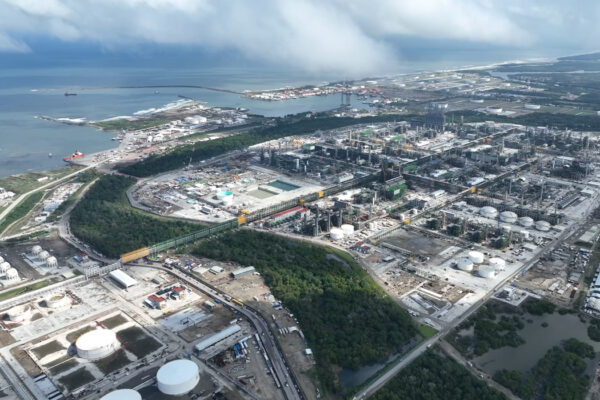 Diputados discutirán comparecencias por crisis en refinerías; vecinos de Dos Bocas exigen reubicación