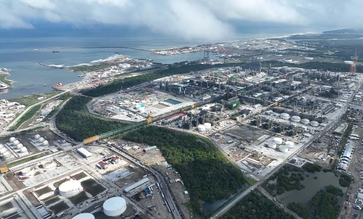 Diputados discutirán comparecencias por crisis en refinerías; vecinos de Dos Bocas exigen reubicación