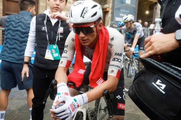 Isaac del Toro abandona la Vuelta al País Vasco tras sufrir una caída a 81 km de la meta