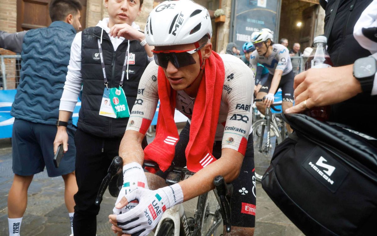 Isaac del Toro abandona la Vuelta al País Vasco tras sufrir una caída a 81 km de la meta
