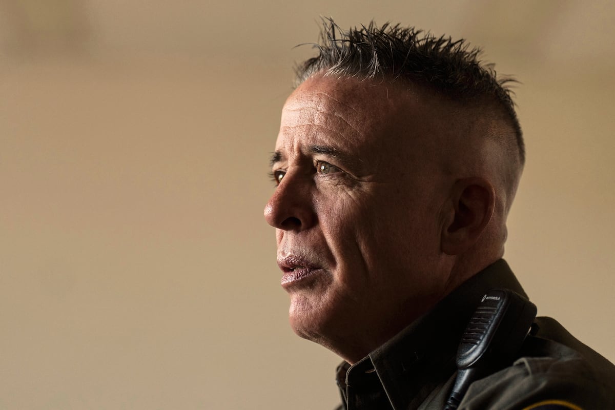 Trump impulsa autodeportaciones con bonos y prepara nuevo muro mientras debate ciudadanía en la Corte