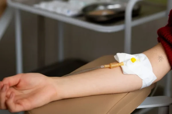 Investigan muerte de cuatro personas tras aplicación de suero vitaminado en clínica de Hermosillo