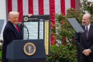 Impacto de aranceles de Trump a un año y tensión con México por energía