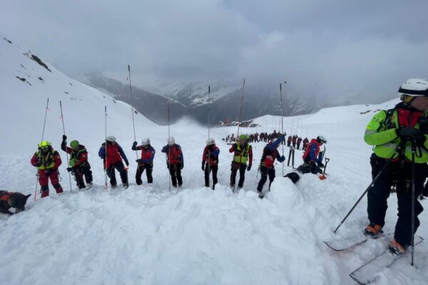 Avalancha en los Alpes italianos deja dos alpinistas muertos y cinco heridos