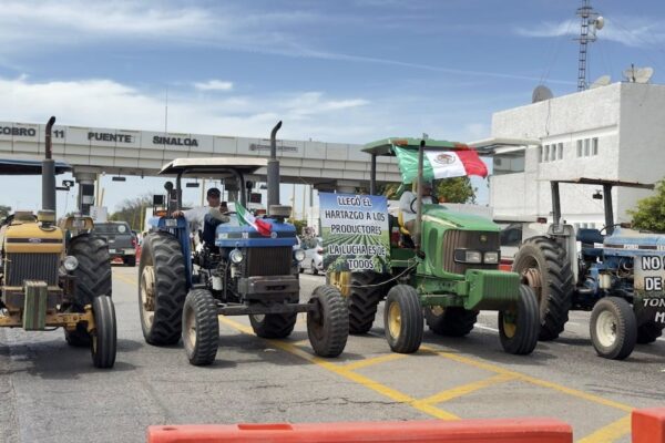 Productores de maíz en Guasave mantienen bloqueo pese a anuncio de liberación de fondos federales