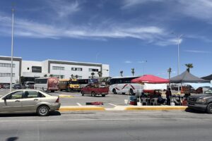 Trabajadores del Ayuntamiento de Torreón paralizan Plaza Mayor y exigen salida del tesorero
