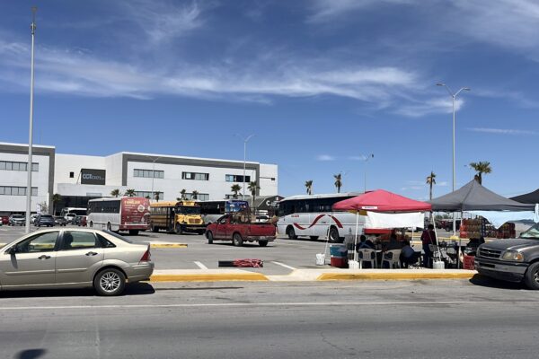 Trabajadores del Ayuntamiento de Torreón paralizan Plaza Mayor y exigen salida del tesorero