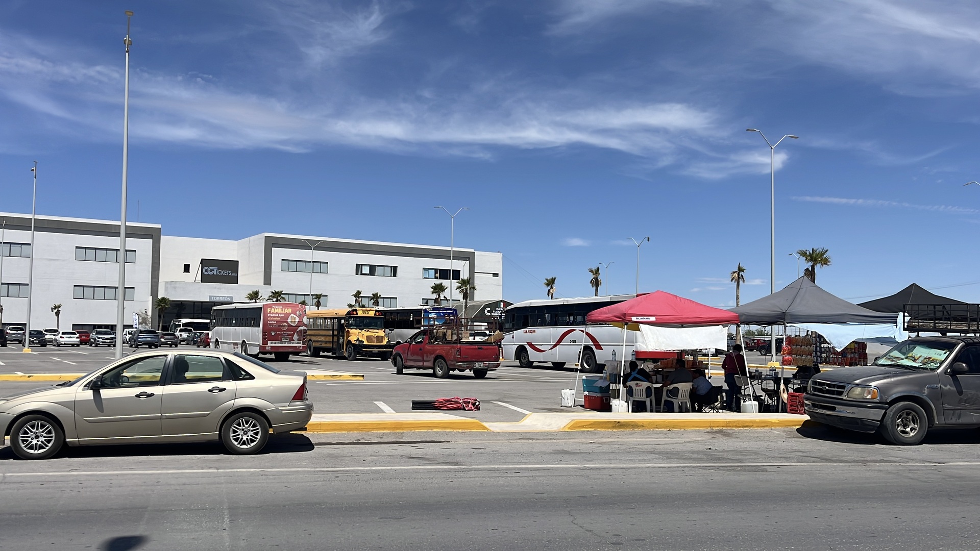 Trabajadores del Ayuntamiento de Torreón paralizan Plaza Mayor y exigen salida del tesorero