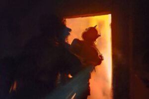 Colapso de techo por choque e incendio de vehículo dejan pérdidas materiales en San Pedro