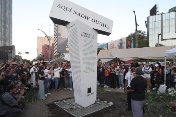 Familiares y colectivos marchan e instalan antimonumentos por desaparecidos en la CDMX