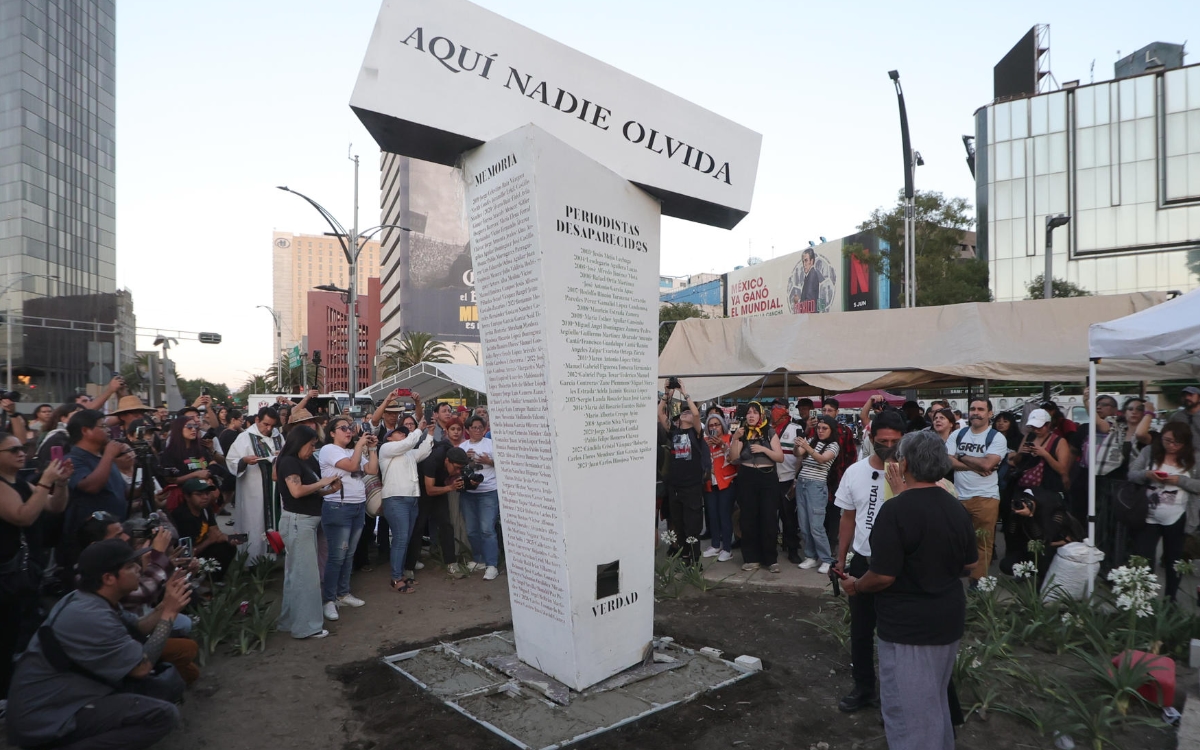 Familiares y colectivos marchan e instalan antimonumentos por desaparecidos en la CDMX