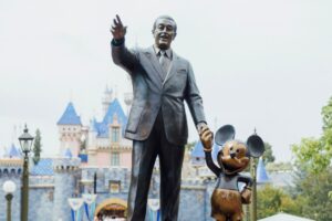 Disney confirma despidos de hasta 1,000 empleados mientras CEO de Goldman Sachs advierte riesgo de recesión
