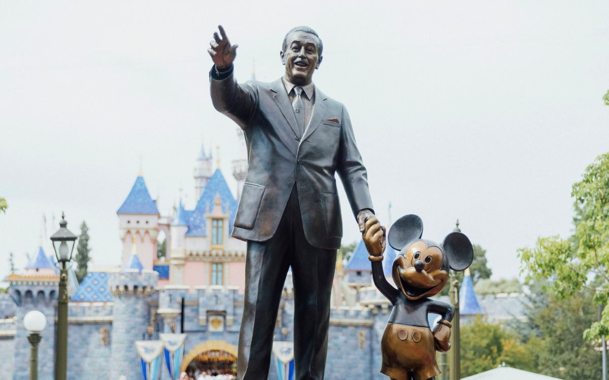 Disney confirma despidos de hasta 1,000 empleados mientras CEO de Goldman Sachs advierte riesgo de recesión