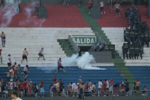 Suspenden superclásico paraguayo por violencia; hay 72 heridos y decenas de detenidos