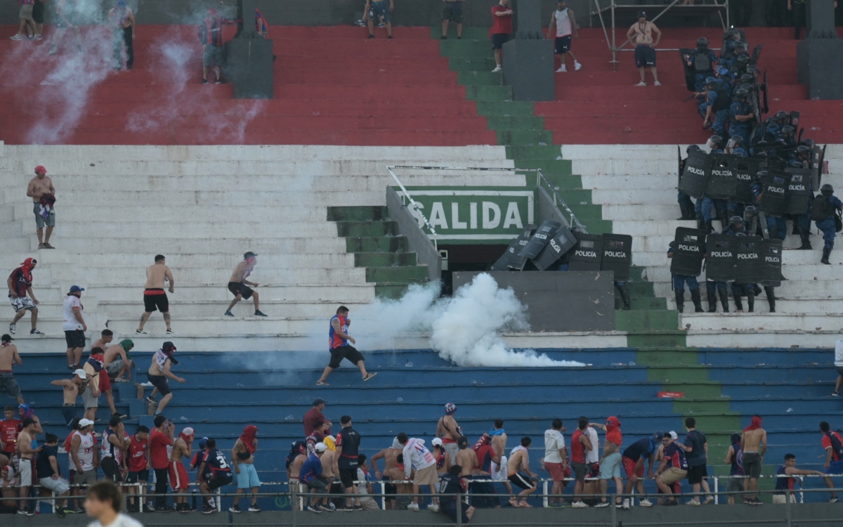 Suspenden superclásico paraguayo por violencia; hay 72 heridos y decenas de detenidos