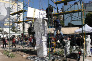 Instalan antimonumento en Paseo de la Reforma en memoria de periodistas asesinados y desaparecidos