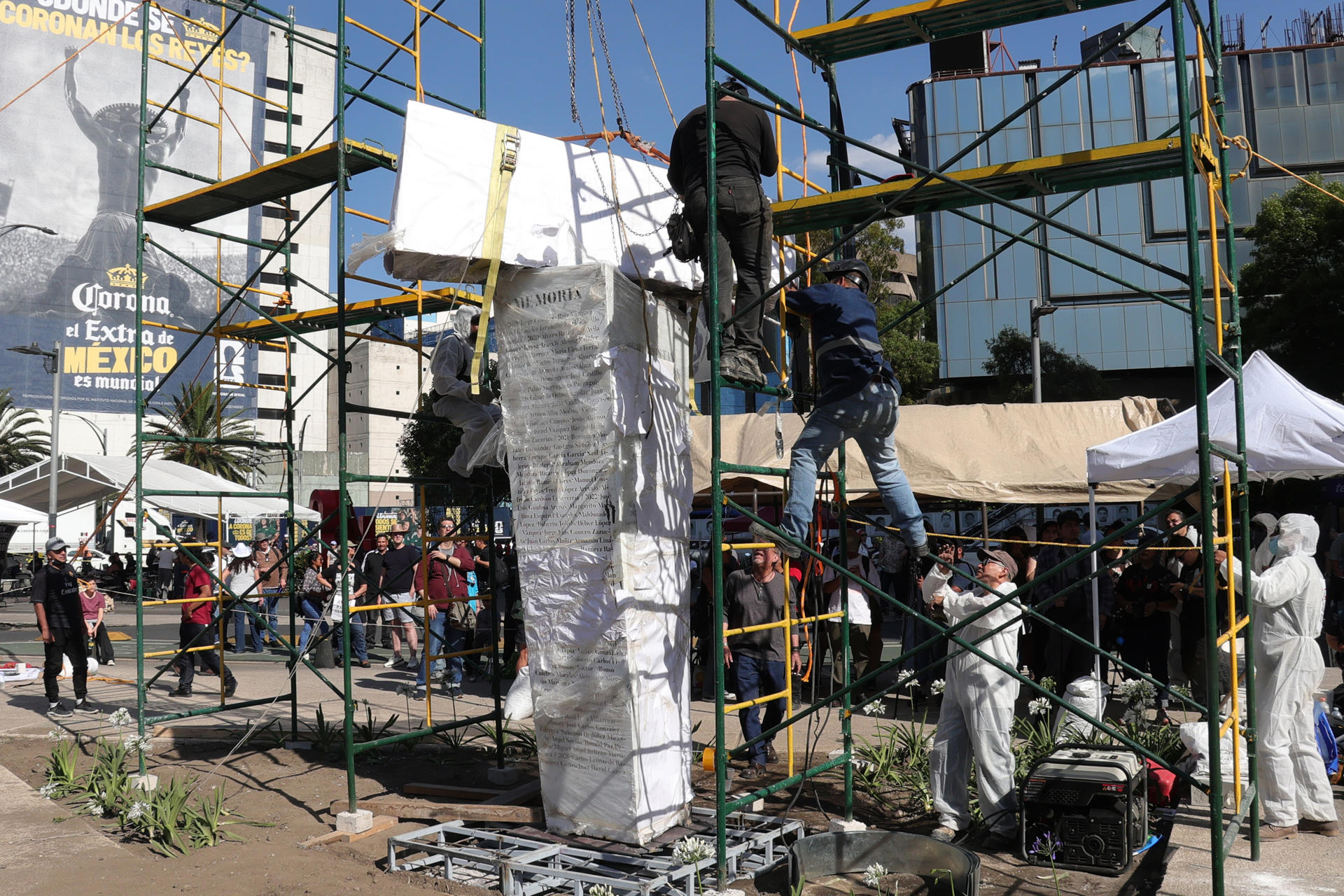 Instalan antimonumento en Paseo de la Reforma en memoria de periodistas asesinados y desaparecidos
