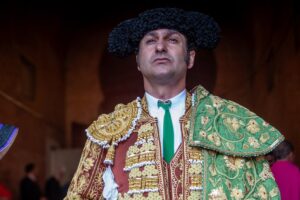 Morante de la Puebla sufre grave cornada en el recto durante corrida en Sevilla