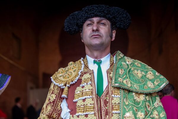Morante de la Puebla sufre grave cornada en el recto durante corrida en Sevilla