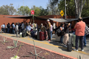 Maestros de la CNTE toman aeropuerto de Oaxaca y cierran instalaciones de Pemex