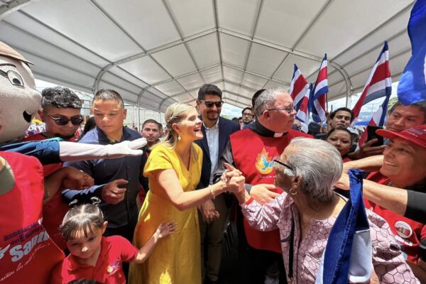 Pastores evangélicos y sacerdote mediático lideran bendición en investidura presidencial de Costa Rica