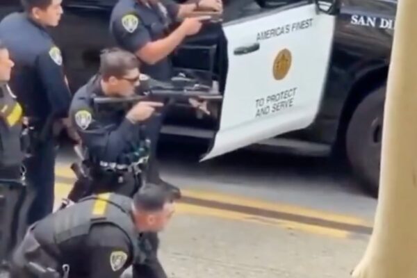 Un perro policía asiste en el arresto de un hombre en San Diego