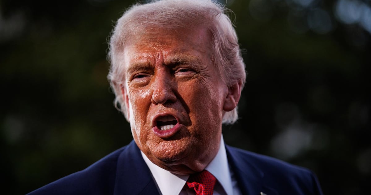 Trump se somete a revisiones médicas mientras avanza la construcción de un estadio para UFC en la Casa Blanca