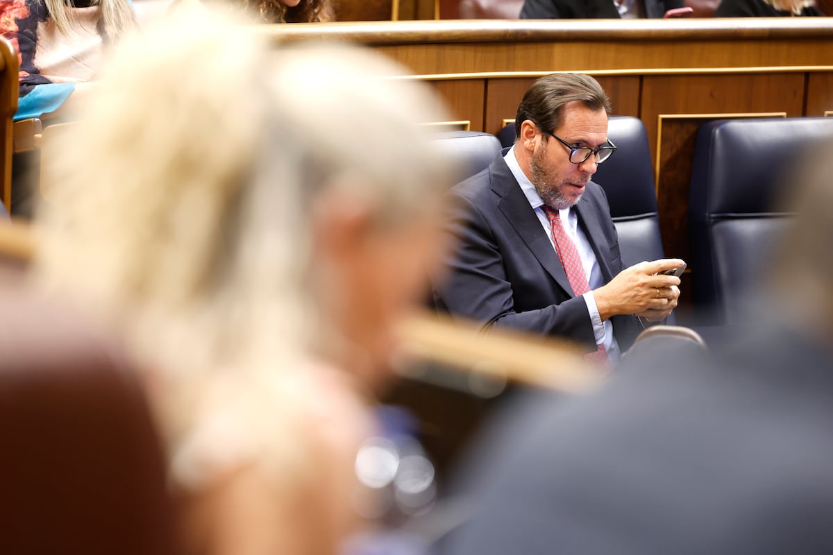 El juez registra la sede del PSOE por una trama para torpedear investigaciones y Sánchez pide comparecer en el Congreso