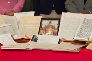 Gonzalo Celorio deposita su legado en la Caja de las Letras del Instituto Cervantes