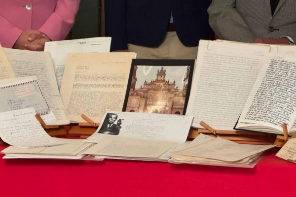 Gonzalo Celorio deposita su legado en la Caja de las Letras del Instituto Cervantes