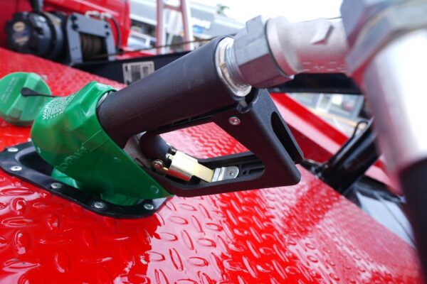 Alto al fuego en Líbano y tensión en Ormuz elevan precio del petróleo a 100 dólares