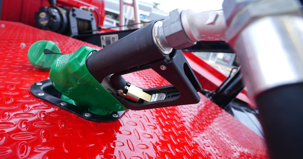 Alto al fuego en Líbano y tensión en Ormuz elevan precio del petróleo a 100 dólares