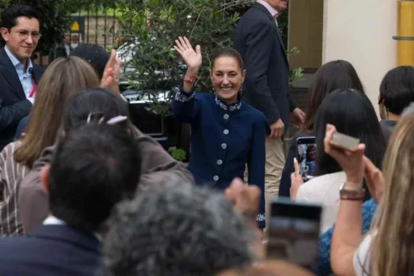 Sheinbaum se reúne con Sánchez en Barcelona y propone destinar 10% del gasto armamentista a reforestación