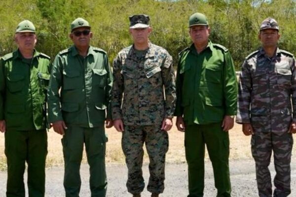 Jefes militares de EE.UU. y Cuba sostienen encuentro inusual en Guantánamo