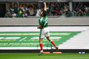 Leyendas de México vencen 3-2 a leyendas de Brasil en el Estadio Azteca