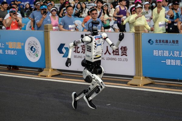 Robots autónomos superan a humanos en medio maratón de Pekín; el modelo ‘Shandian’ marca 50:26