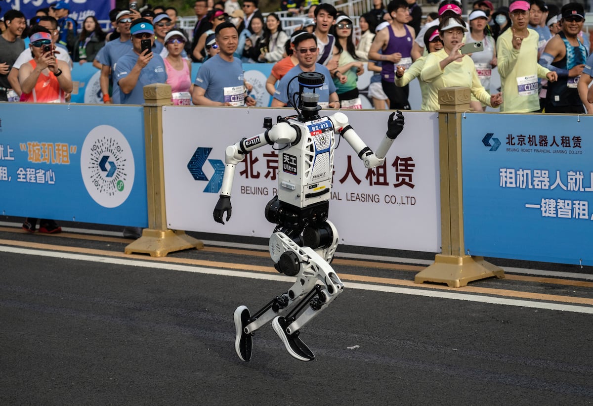 Robots autónomos superan a humanos en medio maratón de Pekín; el modelo ‘Shandian’ marca 50:26