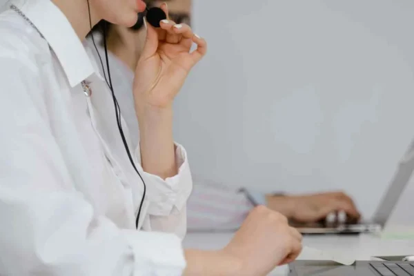 Crece adopción de inteligencia artificial en servicio al cliente de empresas mexicanas