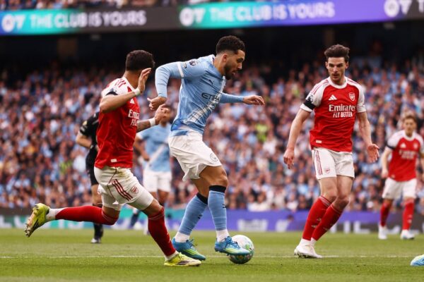 Manchester City derrota al Arsenal y se acerca al liderato de la Premier League