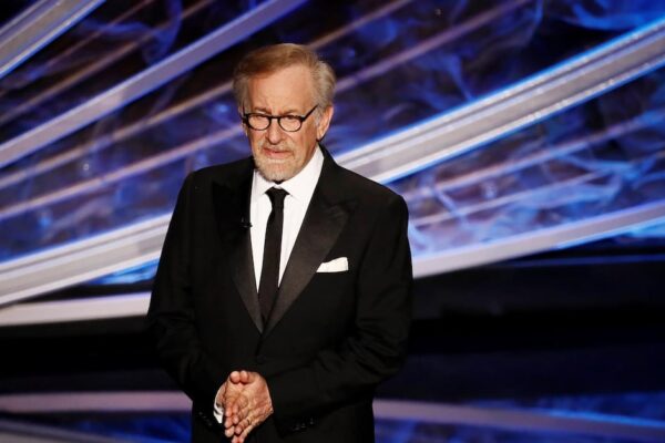 Spielberg critica falta de ideas en Hollywood; Massive Attack lanza tema político y Kanye pospone gira