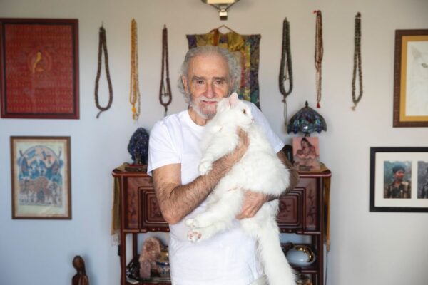 Ramiro Calle describe a los gatos como yoguis naturales y maestros espirituales