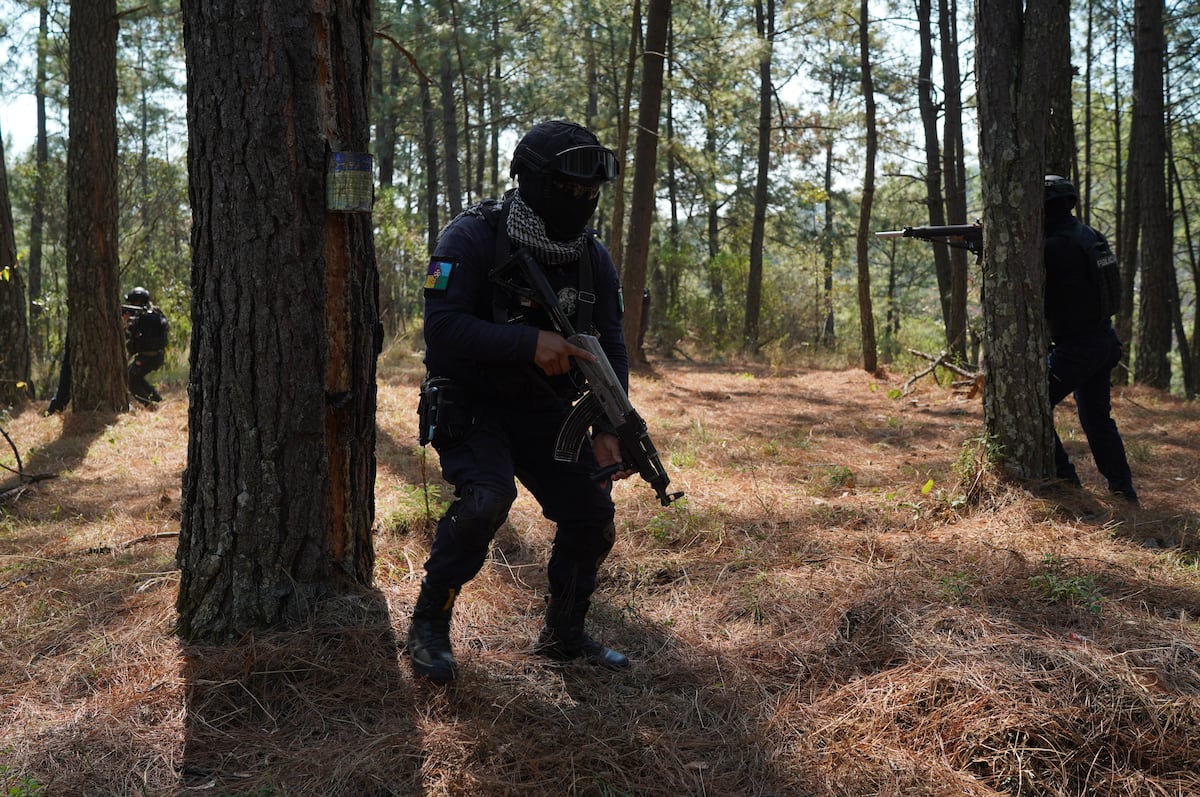 Denuncian en Michoacán asedio de mercenarios colombianos del CJNG; Iglesia rechaza normalizar la violencia